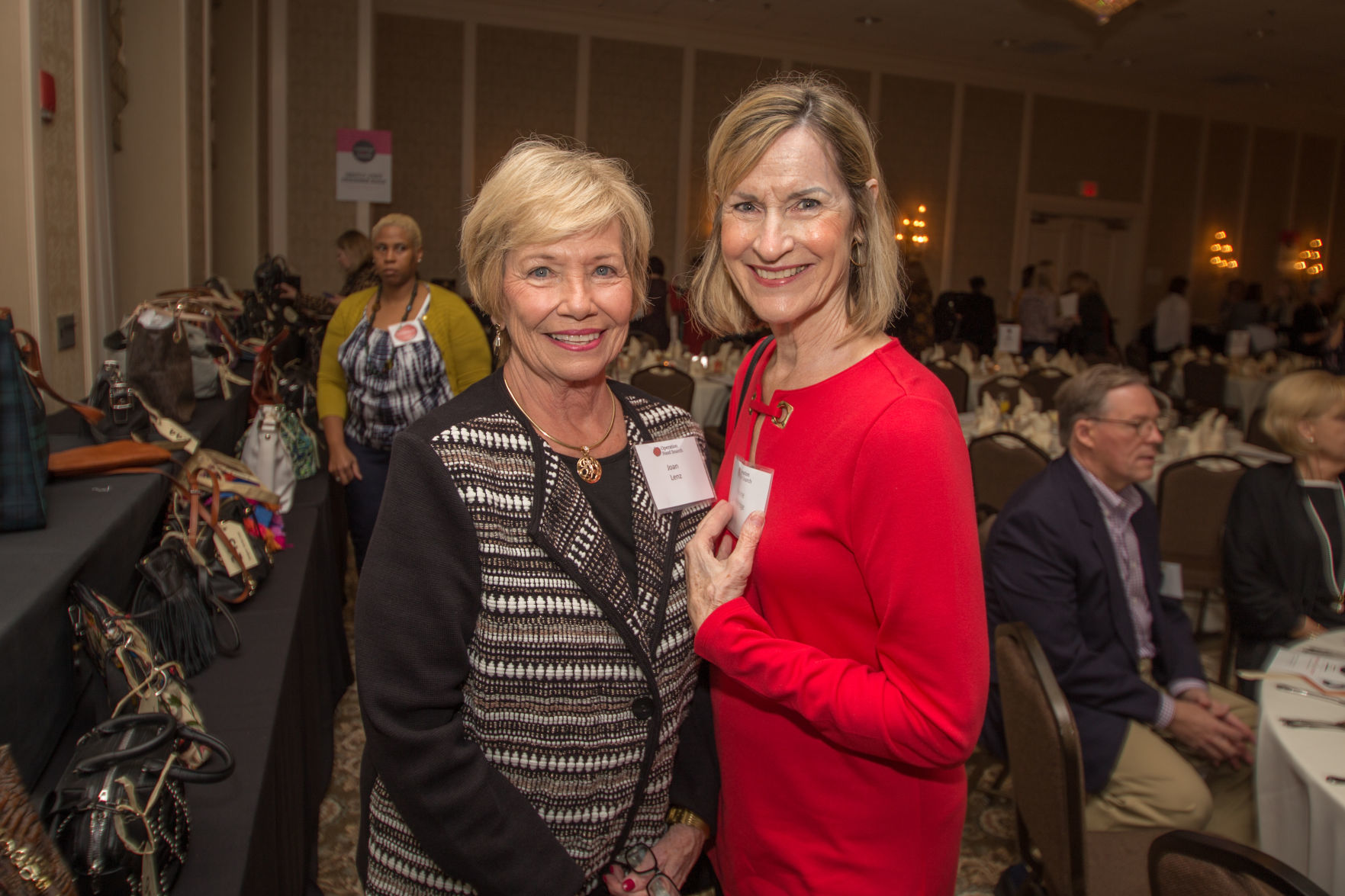 102018handbagstoendhunger14.jpg